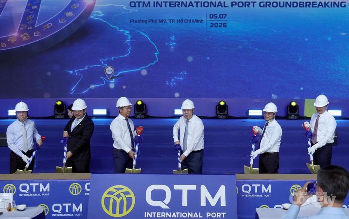 Phó Thủ tướng Thường trực Phạm Gia Túc cùng các đại biểu thực hiện nghi thức khởi công Cảng quốc tế QTM. Ảnh: VGP