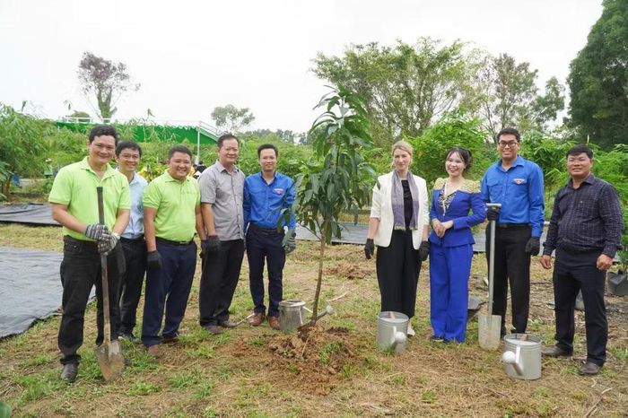 Đại diện các đơn vị trồng cây lưu niệm tại Vườn xanh công cộng. Ảnh: Báo Nhân Dân