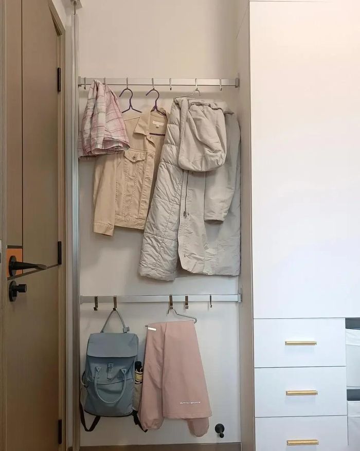 Bố trí một góc treo mở ở lối vào hoặc một khoang riêng trong tủ quần áo dành cho những bộ đồ mặc nhiều lần