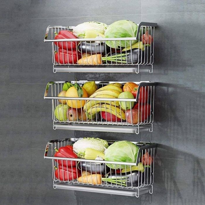 Chừa một khoang trong tủ bếp dưới để đặt kệ nhiều tầng hoặc giỏ kéo