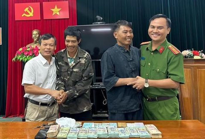 Người nhà nhận lại ông T (áo đen ở giữa) và tài sản.