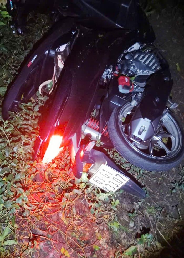 Người phụ nữ tử vong cạnh chiếc xe máy còn sáng đèn.