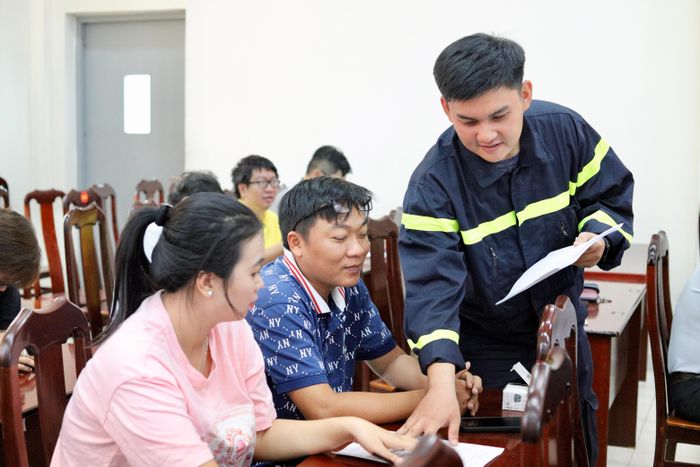 Phát bài kiểm tra lý thuyết nhằm đánh giá mức độ tiếp thu kiến thức và kỹ năng sau khóa huấn luyện