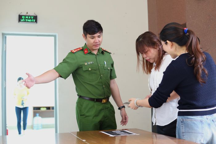 Học viên quét mã QR nhận tài liệu về PCCC&amp;CNCH