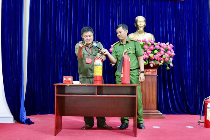 Lực lượng Cảnh sát PCCC&amp;CNCH chuyên nghiệp hướng dẫn phân biệt và cách dùng các bình chữa cháy