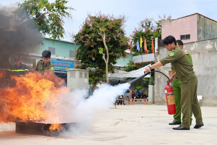 Thực hành sử dụng bình chữa cháy dập lửa là nguồn nhiệt xuất phát từ xăng dầu