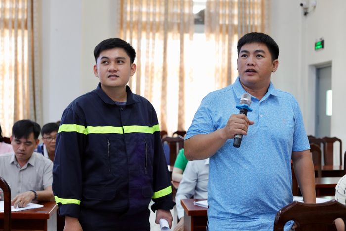 Các học viên trao đổi về kinh nghiệm, kiến thức chữa cháy và cứu nạn cứu hộ