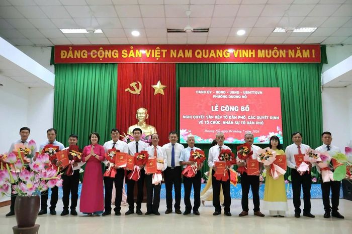 Lãnh đạo phường trao Quyết định và tặng hoa cho Bí thư Chi bộ 12 Tổ dân phố