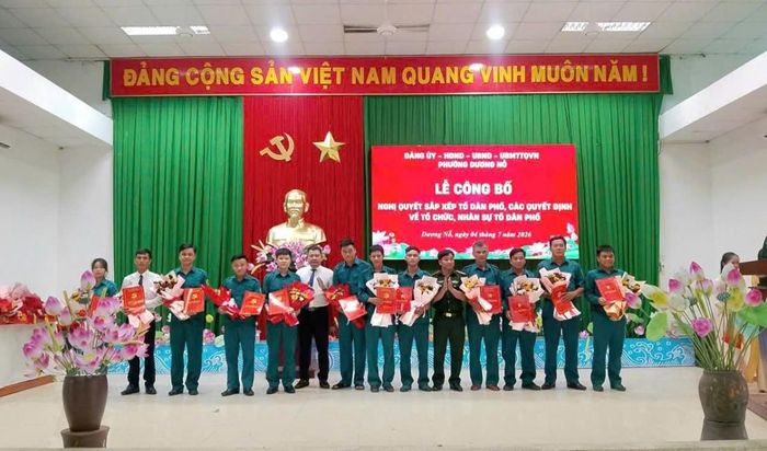 Lãnh đạo phường trao Quyết định và tặng hoa cho Tổ đội trưởng 12 Tổ dân phố