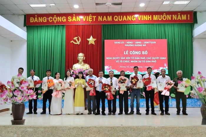 Lãnh đạo phường trao Quyết định và tặng hoa cho Trưởng ban công tác mặt trận 12 Tổ dân phố
