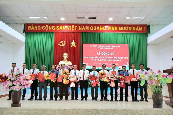 Lãnh đạo phường trao Quyết định và tặng hoa cho Tổ trưởng 12 Tổ dân phố