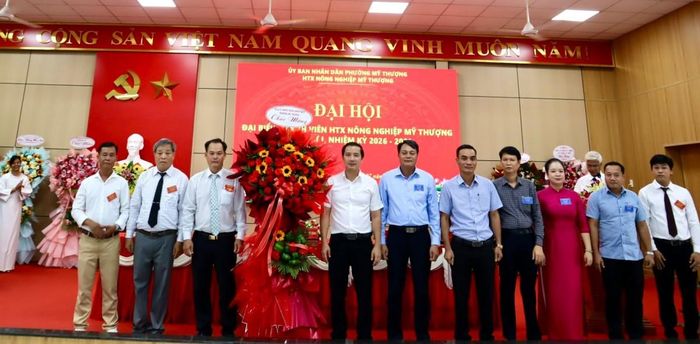 Lãnh đạo địa phương đã tham dự và tặng hoa chúc mừng Đại hội