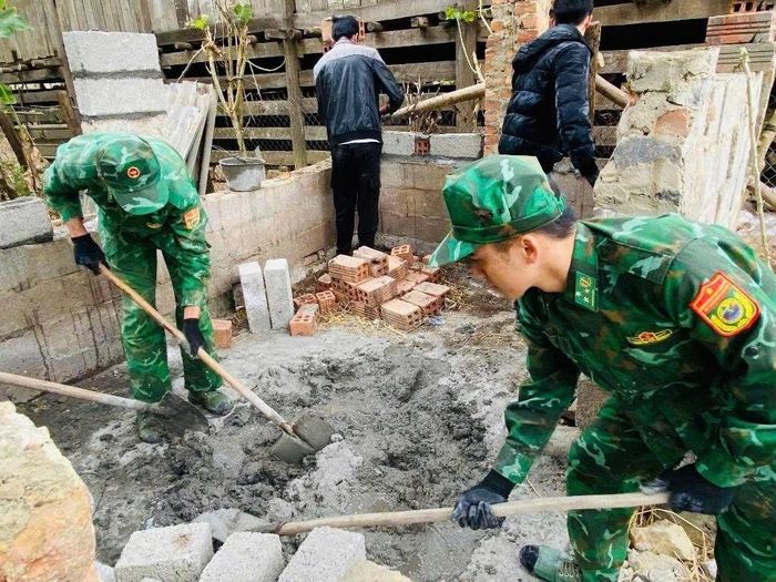  Cán bộ, chiến sỹ Đồn Biên phòng Thị Hoa giúp nhân dân xây dựng chuồng trại, di dời gia súc ra khỏi gầm sàn nhà ở. 