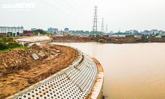Hồ được thiết kế với mực nước sâu khoảng 4m, hệ thống kè dài 2,5km cùng cống điều tiết kết nối với kênh La Khê. Đến nay, các hạng mục trọng yếu của dự án đã hoàn thành.