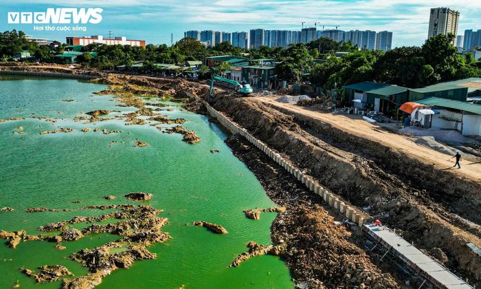 Theo thiết kế, hồ điều hòa Phú Đô được kết nối với kênh Mai Dịch - Phú Đô và kênh Mỹ Đình - Tân Mỹ thông qua hệ thống cống ngầm, qua đó nâng cao khả năng trữ và điều tiết nước mưa cho khu vực. Khi mực nước sông Nhuệ ở mức thấp, nước sẽ được tiêu thoát trực tiếp; còn khi mực nước dâng cao, hệ thống sẽ phối hợp với trạm bơm Đồng Bông 1-2 để bảo đảm tiêu úng hiệu quả.