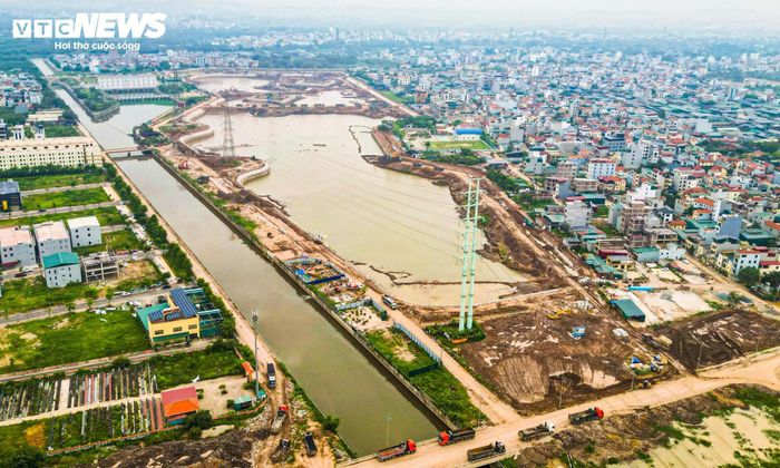 Ở cửa ngõ phía Tây, hồ điều hòa Yên Nghĩa 1 cũng đang dần hoàn thiện sau khi khởi công cuối tháng 1 năm nay. Công trình có diện tích khoảng 20ha, tổng mức đầu tư 858 tỷ đồng.