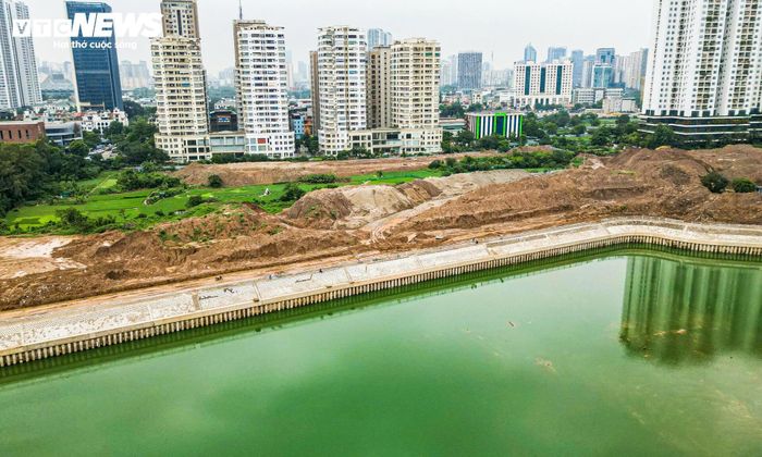Trên công trường, các hạng mục như vỉa hè, lan can dọc hồ cùng hệ thống cảnh quan đang được gấp rút hoàn thiện.