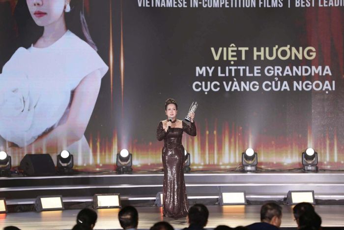 Việt Hương xúc động khi nhận giải “Nữ diễn viên chính xuất sắc nhất”.