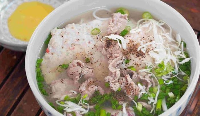 Tên gọi “bún quậy” xuất phát từ hành động “quậy” bát nước chấm trước khi ăn. (Ảnh: Báo Sài Gòn Tiếp Thị)