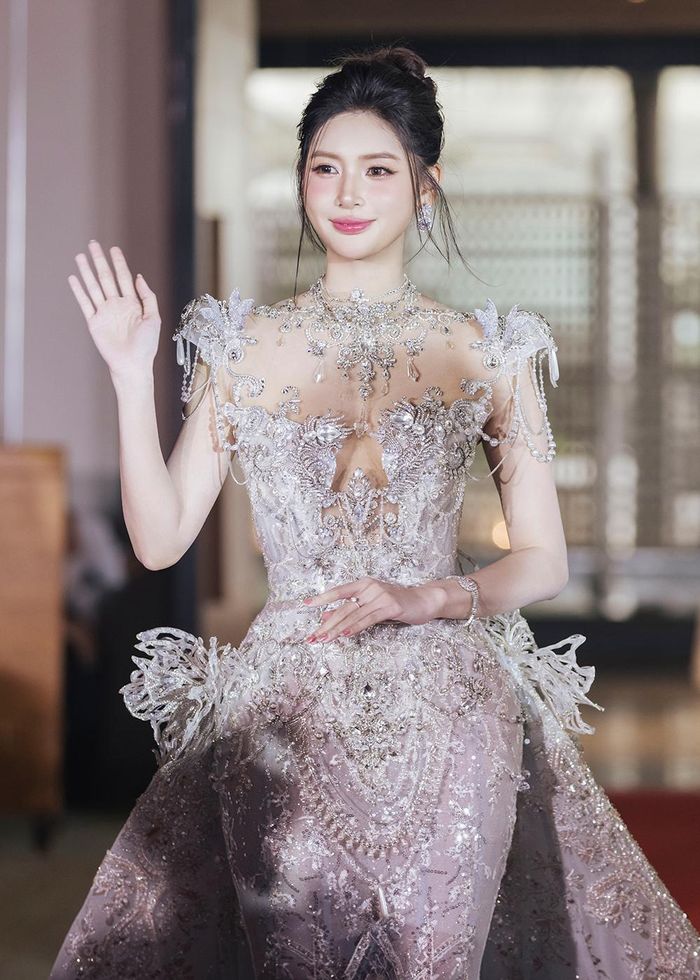 Ông Phạm Duy Khánh - đại diện đơn vị nắm bản quyền cho biết việc chọn Thu Uyên dựa trên nhiều tiêu chí như hình ảnh, khả năng hội nhập, tinh thần học hỏi và định hướng phát triển gắn với các giá trị bền vững của tổ chức Miss Earth.