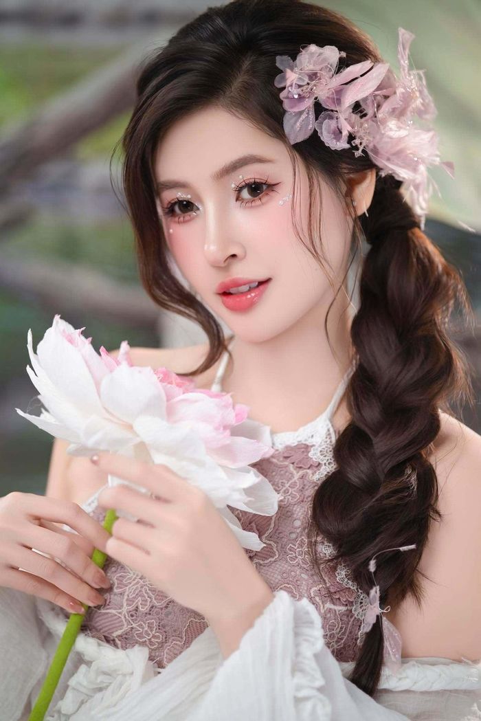 “Tôi nghĩ áp lực lớn nhất không phải thành tích mà là trách nhiệm khi đại diện Việt Nam. Mỗi lời nói, hành động hay cách ứng xử đều góp phần tạo nên hình ảnh đất nước trong mắt bạn bè quốc tế. Tôi sẽ chuẩn bị nghiêm túc và cố gắng hết khả năng”, Thu Uyên chia sẻ.