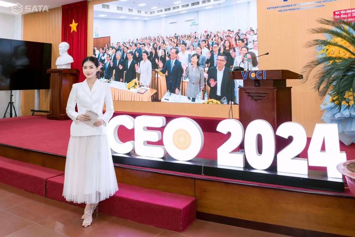 Năm 2021, Thu Uyên từng là đại biểu Diễn đàn Tri thức trẻ Việt Nam toàn cầu. Sau khi tốt nghiệp ngành Quản trị Kinh doanh tại Đại học FPT, cô hiện làm việc trong lĩnh vực y tế, chăm sóc sắc đẹp.