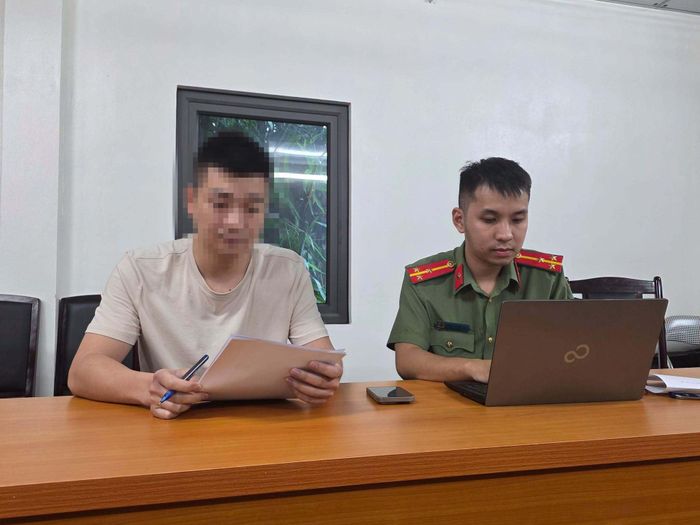 Công an tỉnh Thái Nguyên làm việc với V.V.C. (Ảnh: Công an Thái Nguyên)
