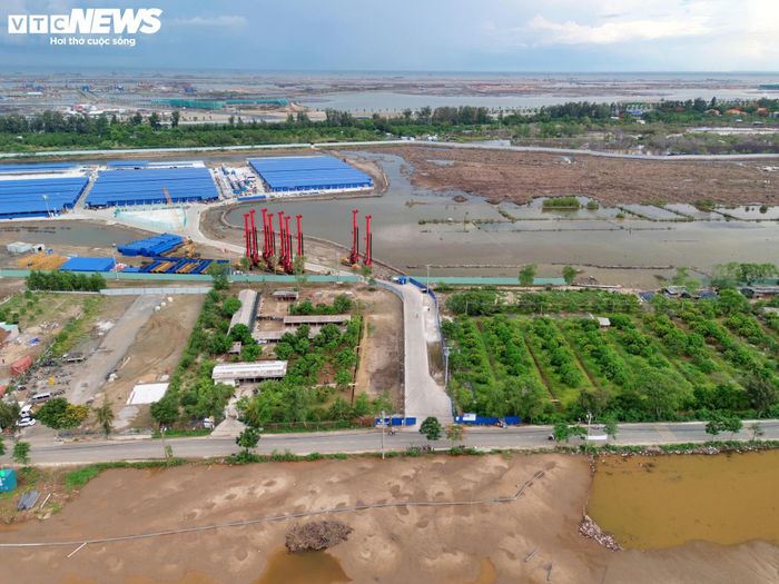 UBND TP.HCM phê duyệt phương án tuyến đường sắt Bến Thành - Cần Giờ dài khoảng 54 km, tổng mức đầu tư hơn 102.000 tỷ đồng đã được UBND TP.HCM phê duyệt phương án tuyến. Dự án do Công ty Cổ phần Đầu tư và Phát triển đường sắt cao tốc VinSpeed (thuộc Vingroup) đề xuất đầu tư, dự kiến vận hành thương mại vào cuối năm 2028.
