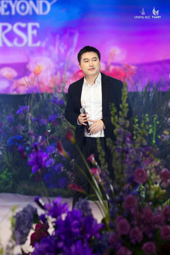 Nhạc sĩ Tô Minh Đức đồng hành cùng vợ.