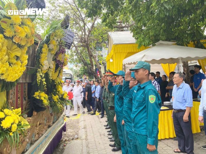 “Qua những tư liệu lịch sử và lời kể của các thế hệ cha ông, chúng tôi rất cảm phục tinh thần, sự gan dạ của anh hùng Ngô Thị Tuyển và coi đó là tấm gương để thế hệ trẻ tiếp bước”, chị Nguyễn Lan Hiền (trú phường Hạc Thành, tỉnh Thanh Hóa) xúc động chia sẻ trong lúc đưa anh hùng Ngô Thị Tuyển về nơi an nghỉ cuối cùng.