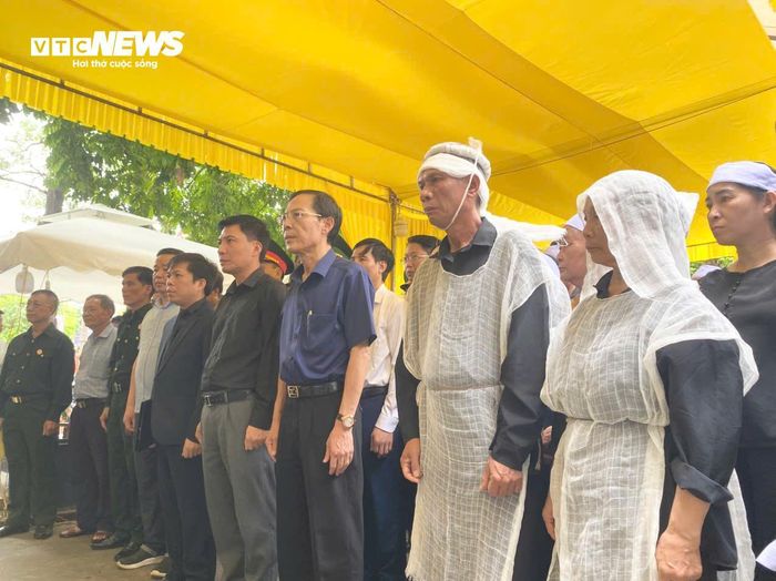 Trong ký ức của những người sống gần bà, anh hùng Ngô Thị Tuyển không bao giờ tự nói nhiều về chiến công của mình. Bà sống lặng lẽ, chân thành, chan hòa với mọi người, luôn giữ phẩm chất mộc mạc của bộ đội Cụ Hồ.