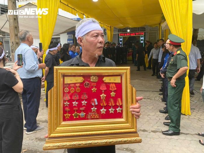 Với những người trẻ hôm nay, câu chuyện về anh hùng Ngô Thị Tuyển không chỉ là ký ức chiến tranh, mà còn là bài học sống động về lòng yêu nước, tinh thần trách nhiệm và ý chí vượt lên mọi giới hạn. Trong hình là những huân huy chương cao quý mà Anh hùng Ngô Thị Tuyển được Đảng, Nhà nước trao tặng.