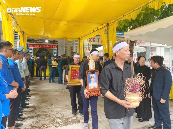 Từ rất sớm, nhiều người dân địa phương, bà con khu phố đã có mặt tại tư gia của bà Ngô Thị Tuyển tại số nhà 310 Trường Thi (phường Hạc Thành).