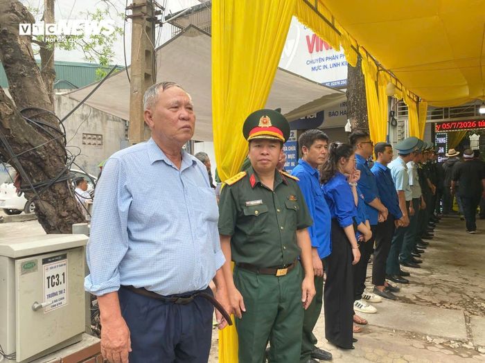 Ông Trần Thanh Hùng (đứng ngoài cùng - Cựu sĩ quan Hải quân) không giấu được xúc động khi nhắc đến anh hùng Ngô Thị Tuyển: “Chúng tôi là thế hệ sau của chị Tuyển, nhưng mỗi lần nghe chị kể về sự khốc liệt của trận chiến bảo vệ cầu Hàm Rồng mới thấy sự gan dạ, anh dũng của các thế hệ đi trước. Giữa mưa bom bão đạn của không quân Mỹ mà chị cùng đồng đội vẫn không nao núng, dũng cảm tải đạn, đưa bộ đội, cứu chữa các chiến sĩ bị thương. Tôi vô cùng cảm phục ý chí và tinh thần của chị Tuyển cùng các đồng đội”.