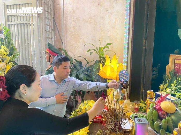 Lãnh đạo Tỉnh Thanh Hóa thắp hương tiễn đưa anh hùng Ngô Thị Tuyển