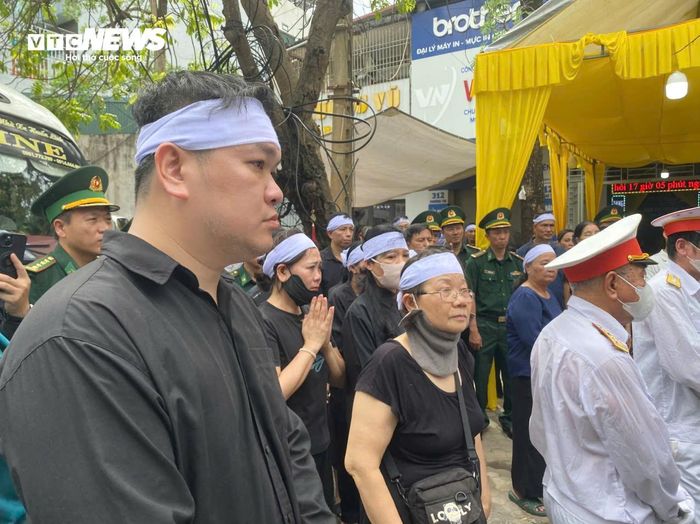 “Ngày còn sống, bà luôn nói với chúng tôi rằng cuộc đời được cống hiến, bảo vệ Tổ quốc là điều thiêng liêng nhất. Dù là anh hùng nhưng bà Tuyển sống rất giản dị, quan tâm đến hàng xóm láng giềng, ai đau ốm bà cũng đi thăm”, người hàng xóm lâu năm của gia đình anh hùng Ngô Thị Tuyển chia sẻ.