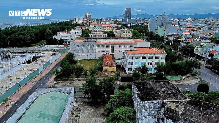 Sau khi sắp xếp đơn vị hành chính và tổ chức lại bộ máy, nhiều trụ sở cơ quan, đơn vị trên địa bàn tỉnh Đắk Lắk không còn nhu cầu sử dụng. Thực hiện ý kiến chỉ đạo của Tổng Bí thư, Chủ tịch nước Tô Lâm về việc xử lý tài sản công dôi dư, địa phương đang triển khai phương án sắp xếp, xử lý và đưa nhiều khu đất vào đấu giá nhằm khai thác hiệu quả nguồn lực đất đai.