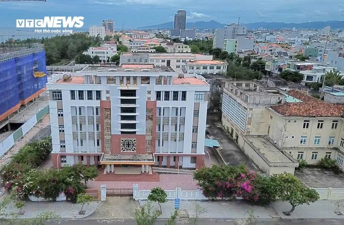 Đáng chú ý, trong danh mục do Trung tâm Phát triển quỹ đất tỉnh công bố có hàng loạt trụ sở cơ quan của tỉnh Phú Yên (cũ), nay thuộc phường Tuy Hòa, được đưa vào kế hoạch đấu giá từ năm 2026.