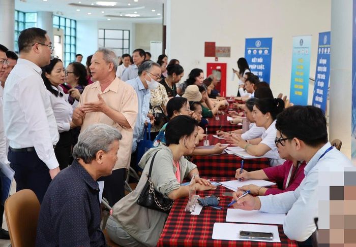 Phường Đống Đa lồng ghép tuyên truyền Luật Thủ đô năm 2026 tại Điểm tư vấn thủ tục hành chính và hỗ trợ pháp luật cộng đồng. Ảnh: Thanh Hòa