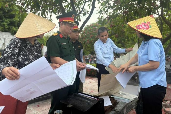 Các đơn vị chức năng thực hiện khảo sát tại Nghĩa trang liệt sĩ Mai Dịch trong “Chiến dịch 500 ngày đêm đẩy mạnh thực hiện tìm kiếm, quy tập và xác định danh tính hài cốt liệt sĩ” trên địa bàn thành phố Hà Nội. Ảnh: Thu Nguyễn