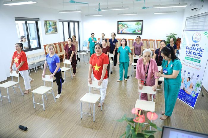 Người cao tuổi luyện bài tập nhằm giảm lực tác động khi xảy ra tình huống ngã bất ngờ.