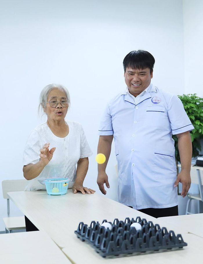 Bác sĩ Nguyễn Khắc Thúy (phải), Giám đốc Trạm Y tế phường Long Biên cho hay: “Mục tiêu của cơ sở là chăm sóc người cao tuổi khi vẫn còn khỏe. Chúng tôi muốn kéo dài ngày vui, ngày khỏe của người cao tuổi thông qua việc cập nhật kiến thức, chăm sóc y tế và ăn uống khoa học”.