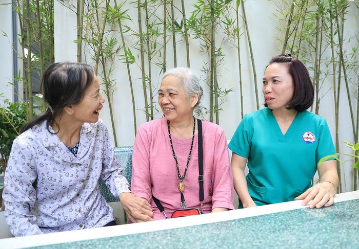 Bà Trịnh Thị Kim Chi (người ngồi giữa, ở phường Long Biên) chia sẻ: “Ở đây chúng tôi rất vui và yên tâm khi có nhân viên y tế hỗ trợ, được học nhiều kỹ năng chăm sóc sức khỏe bản thân”.