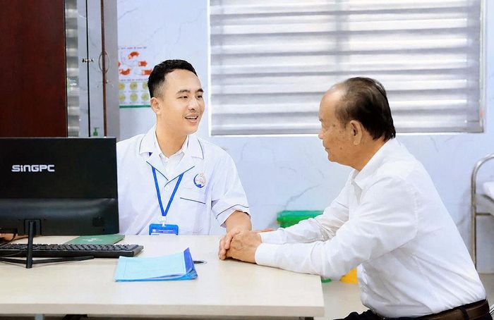 Bác sĩ thăm hỏi, tư vấn sức khỏe cho người cao tuổi trước khi tham gia các hoạt động tại cơ sở.