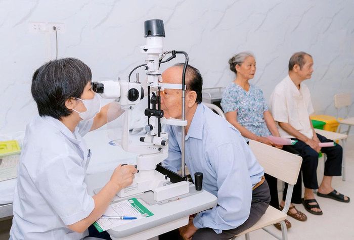 Bác sĩ kiểm tra mắt cho người cao tuổi.