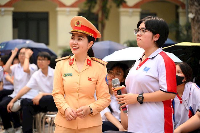 Lực lượng sát giao thông tăng cường tuyên truyền pháp luật về đảm bảo an toàn khi tham gia giao thông cho học sinh. Ảnh: Cục CSGT