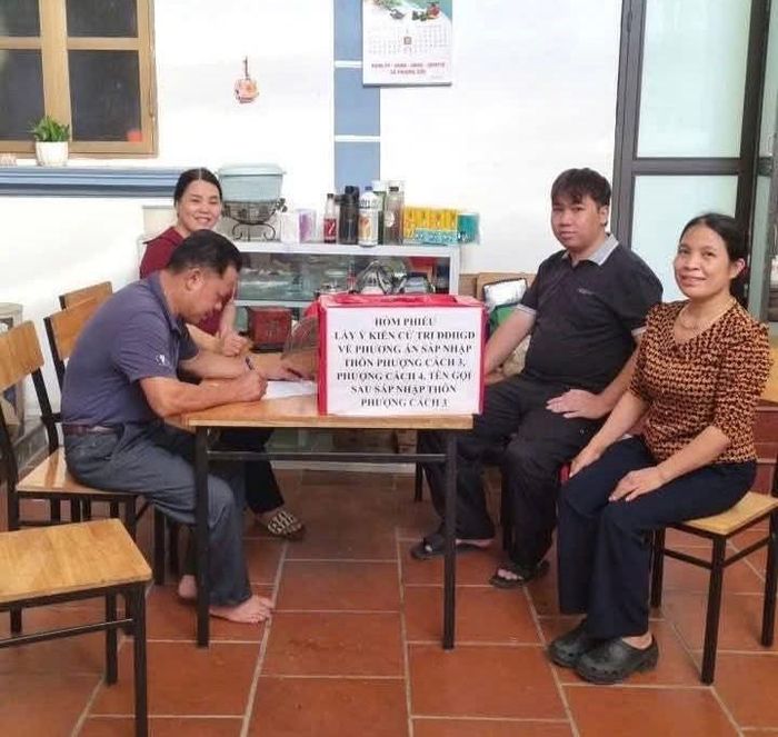 MTTQ xã Quốc Oai tuyên truyền chủ trương, chính sách, tạo sự đồng thuận trong chủ trương sáp nhập thôn. Ảnh: PV
