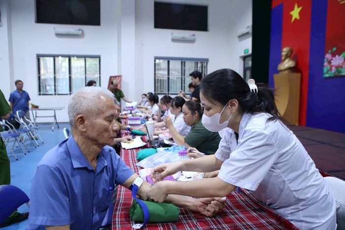Phường Giảng Võ (Hà Nội) triển khai thu nhận mẫu sinh phẩm ADN thân nhân liệt sĩ chưa xác định thông tin trên địa bàn phường. Ảnh-Thành Tiên