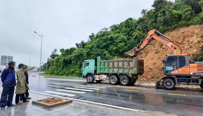Các địa phương trên địa bàn tỉnh Quảng Ninh tích cực khắc phục hậu quả bão số 1. Ảnh: CTV.