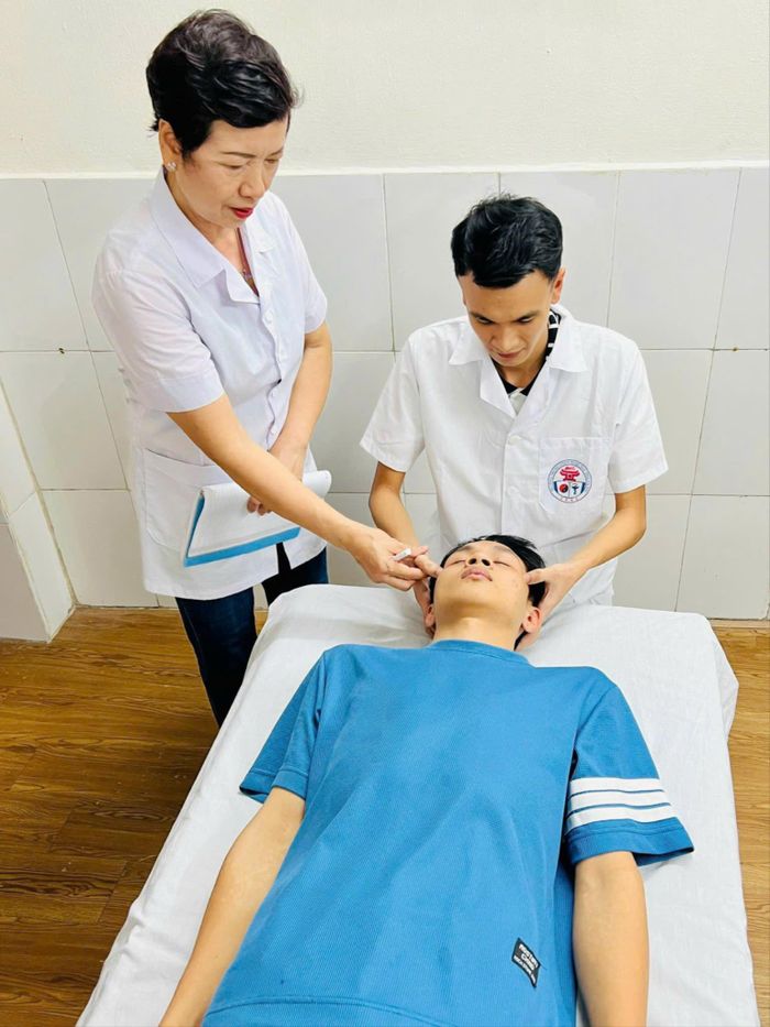 Hướng dẫn tận tình, góp phần phát huy giá trị y học cổ truyền. Ảnh: Mây Vũ